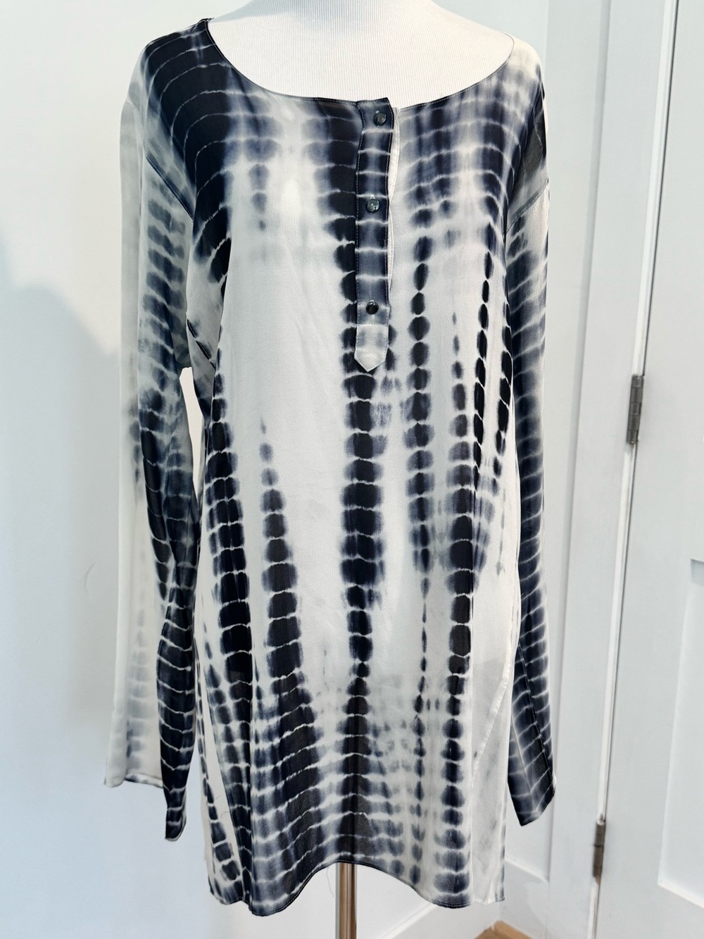 L'AGENCE 100% Silk Blue/White Tie-Dye Long Sleeve Blouse/Cover-up w/ side slits
